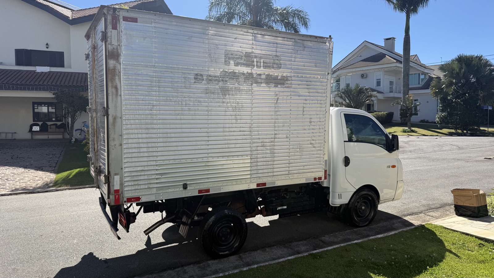 Caminhão Hyundai HR com baú da Patricio Franco Transportes, usado nas entregas urbanas em Blumenau