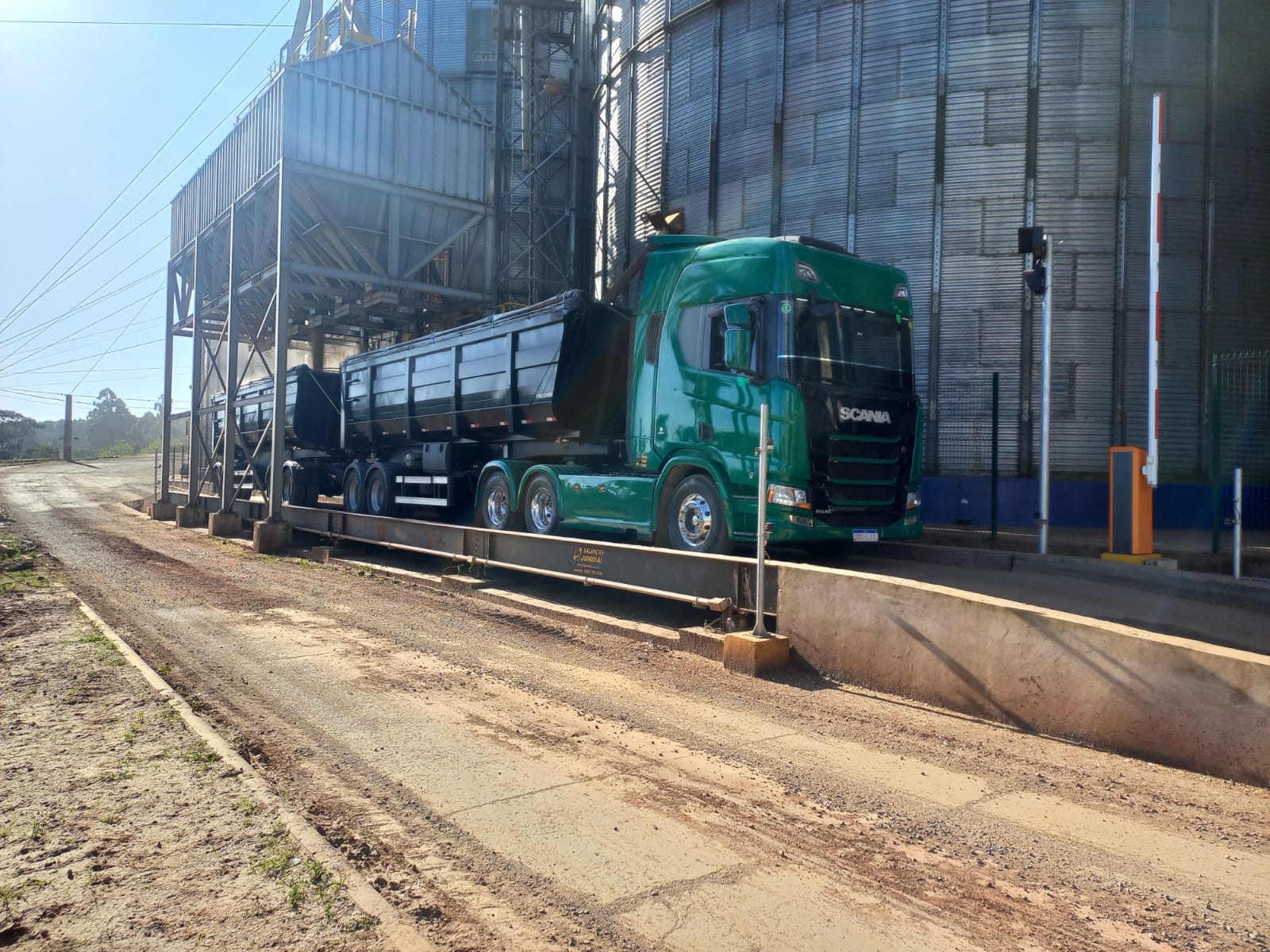 Caminhão Scania com carreta rodocaçamba da Patricio Franco Transportes, carregando grãos