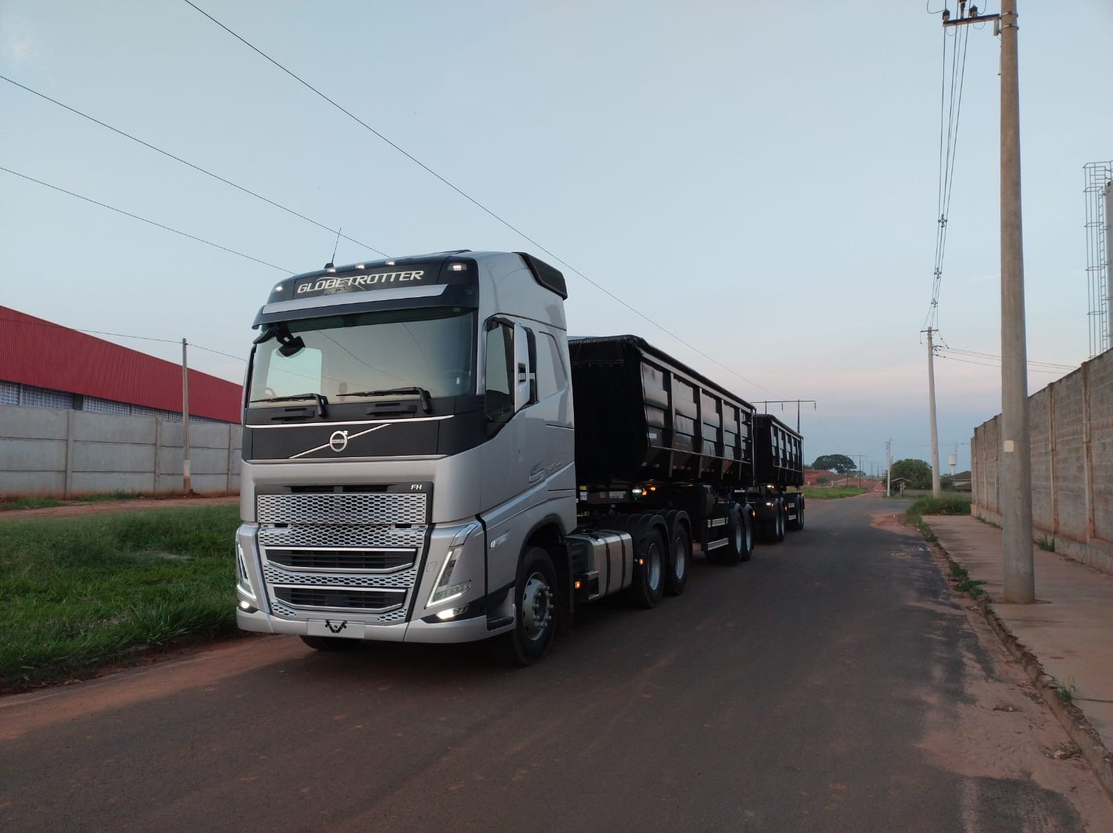 Caminhão Volvo FH Globetrotter com carreta rodocaçamba da Patricio Franco Transportes